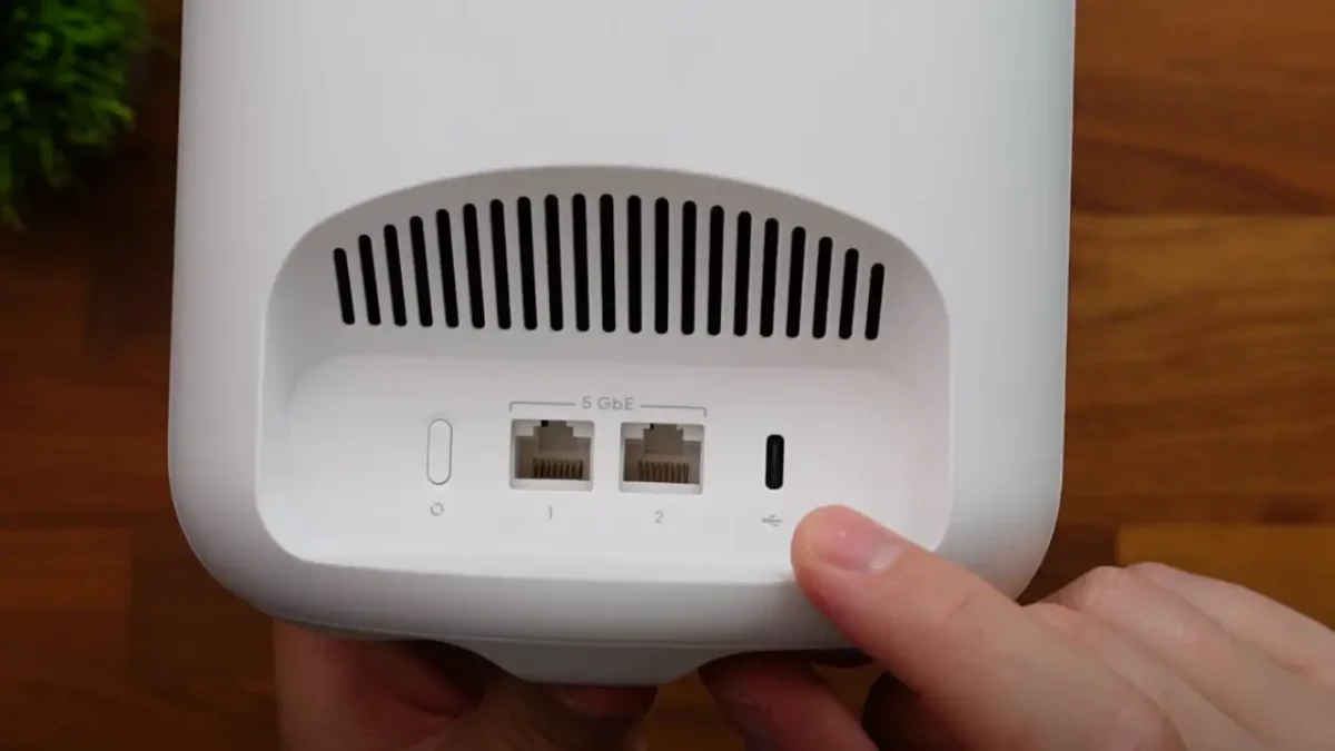 Amazon eero Pro 7 Review: Is Amazon’s Flagship WiFi 7 Router Worth $699.99? 3 Amazon eero Pro 7 Port and Connectivity