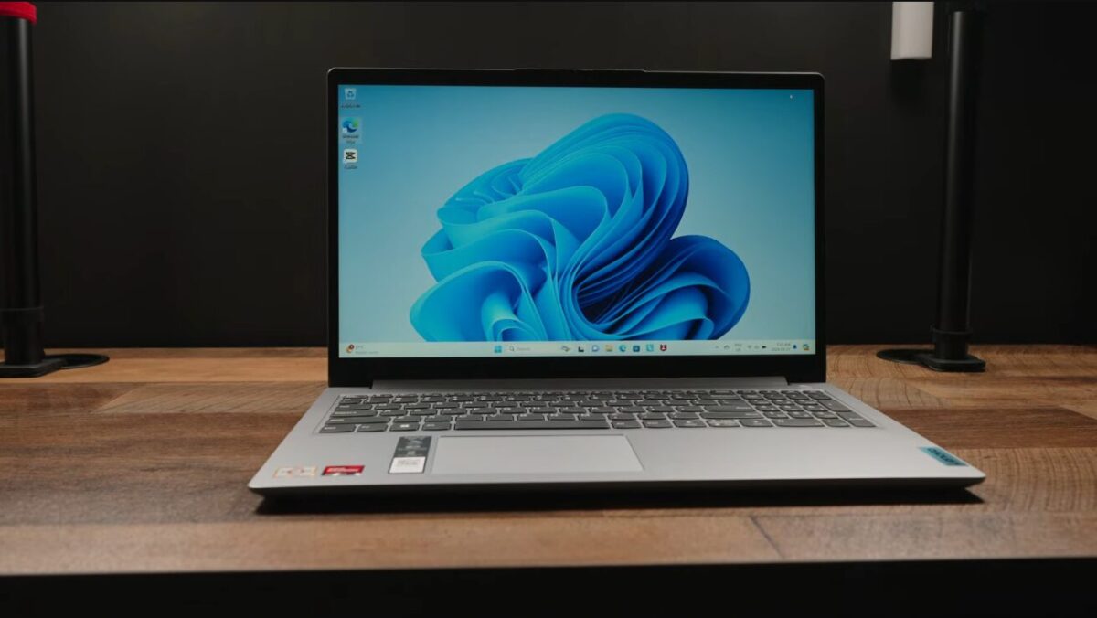 Lenovo IdeaPad 1 vs. IdeaPad 3: Which Budget Laptop Should You Buy in 2025? 8 Lenovo IdeaPad 1 - Display